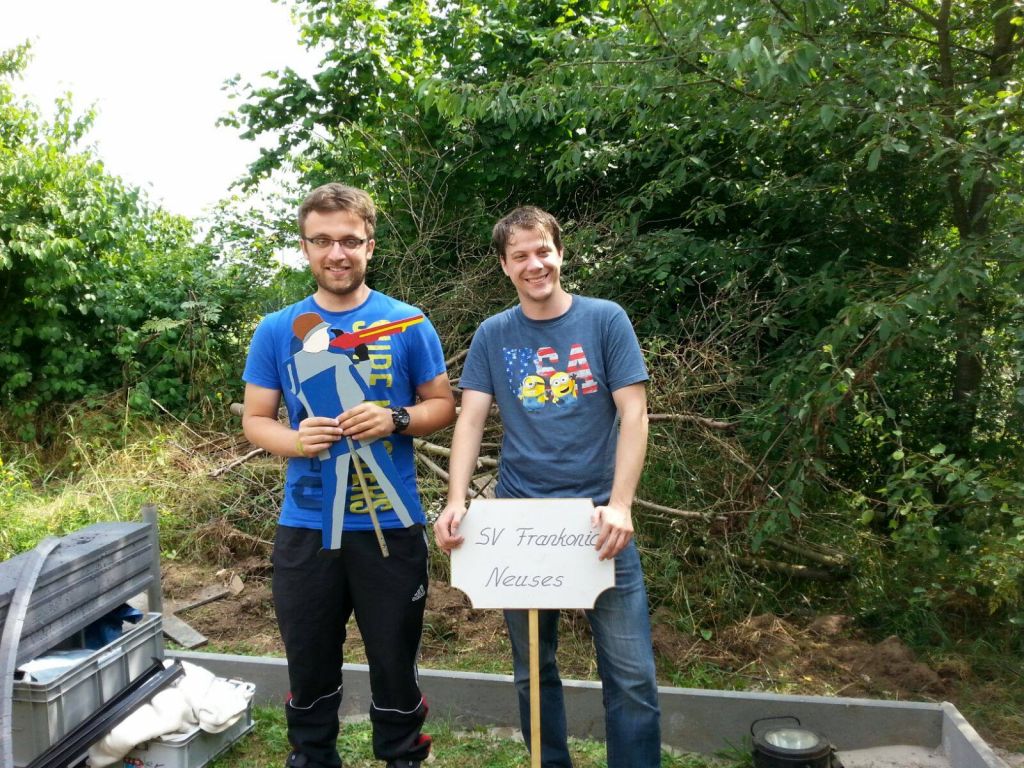 Jugend räumt Container auf