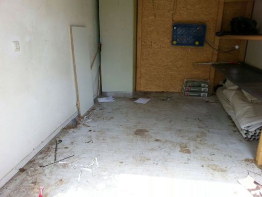 Jugend räumt Container auf