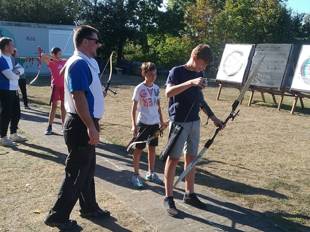 Schläger mit Bogen getauscht