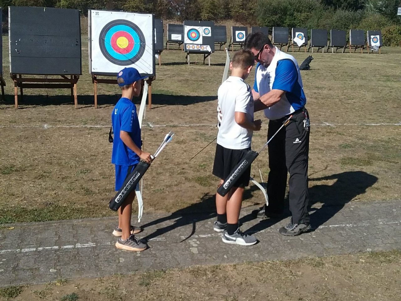 Schläger mit Bogen getauscht